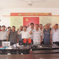 【朱君快訊】  慶祝建黨96周年 “迎7.1把愛送到群眾心中”               朱君村全體黨員重溫入黨誓詞藍(lán)絲帶愛心傳遞工程正式啟動(dòng)